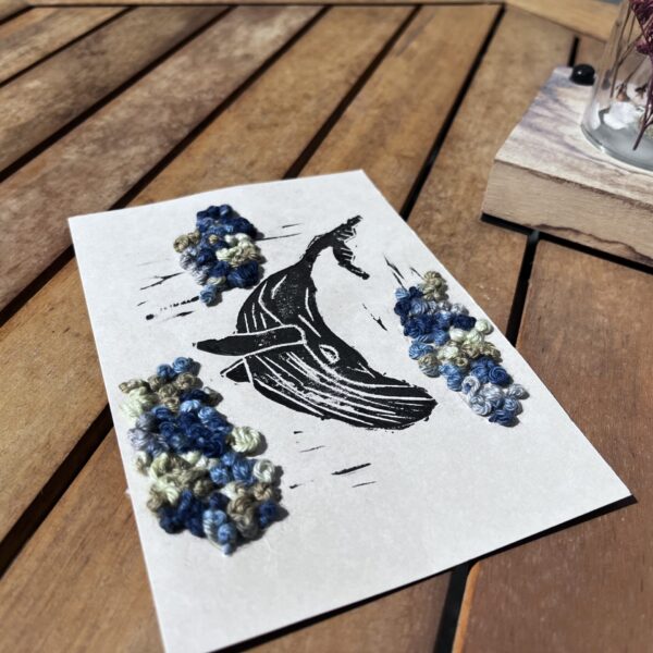 photographie d'une baleine imprimée avec la technique de la linogravure et nuages brodés