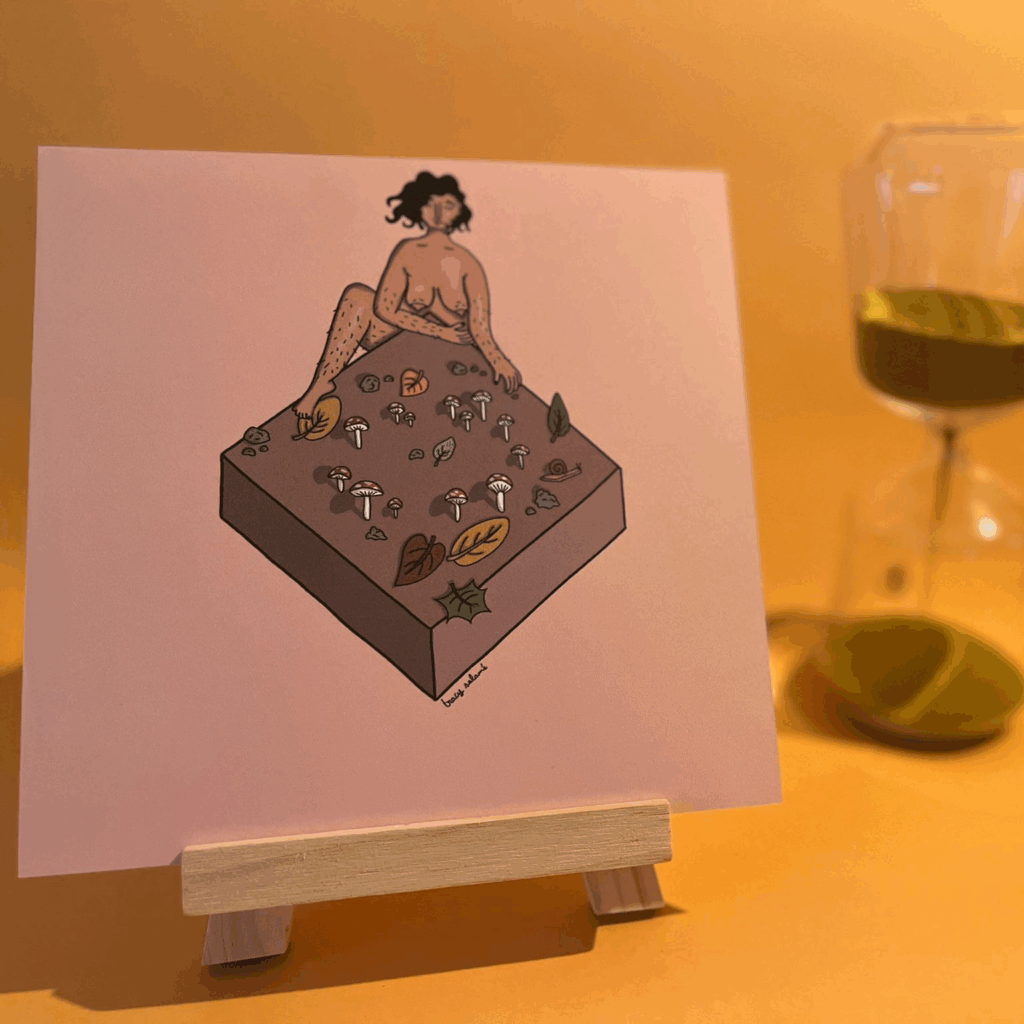 Photographie de l’œuvre champignons qui représente une personne sur une cube avec des champignons qui poussent dessus