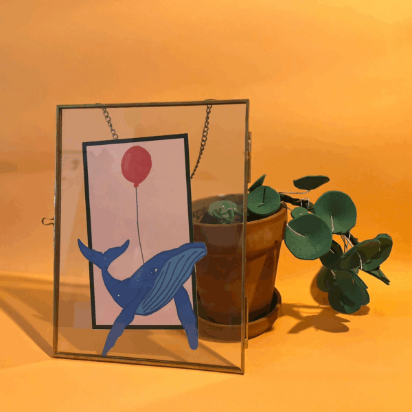 Photographie de l’œuvre tout est possible qui représente une baleine suspendue à un ballon