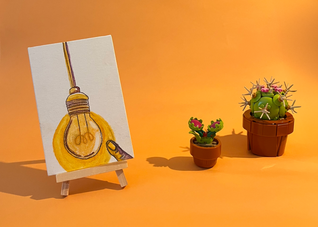 Photographie de l'oeuvre unique originale : une ampoule qui brille avec un doigt qui s'en approche