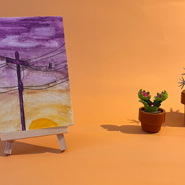 Photographie de l'oeuvre unique originale : un lever de soleil allant du haut violet au bas jaune, devant il y a un poteau électrique et ses fils