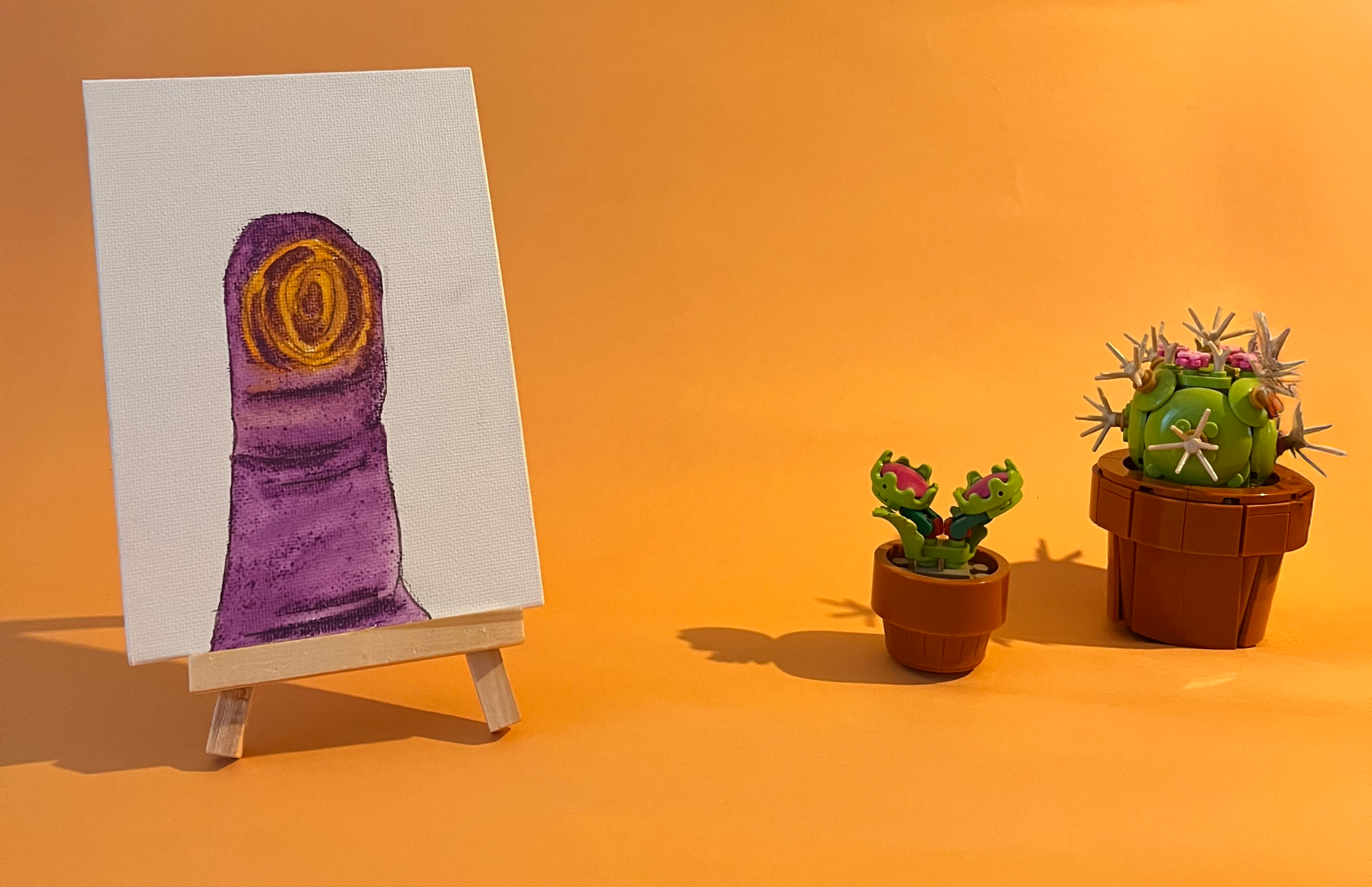 Photographie de l'oeuvre unique originale : un pouce en gros plan avec son empreinte digitale en jaune