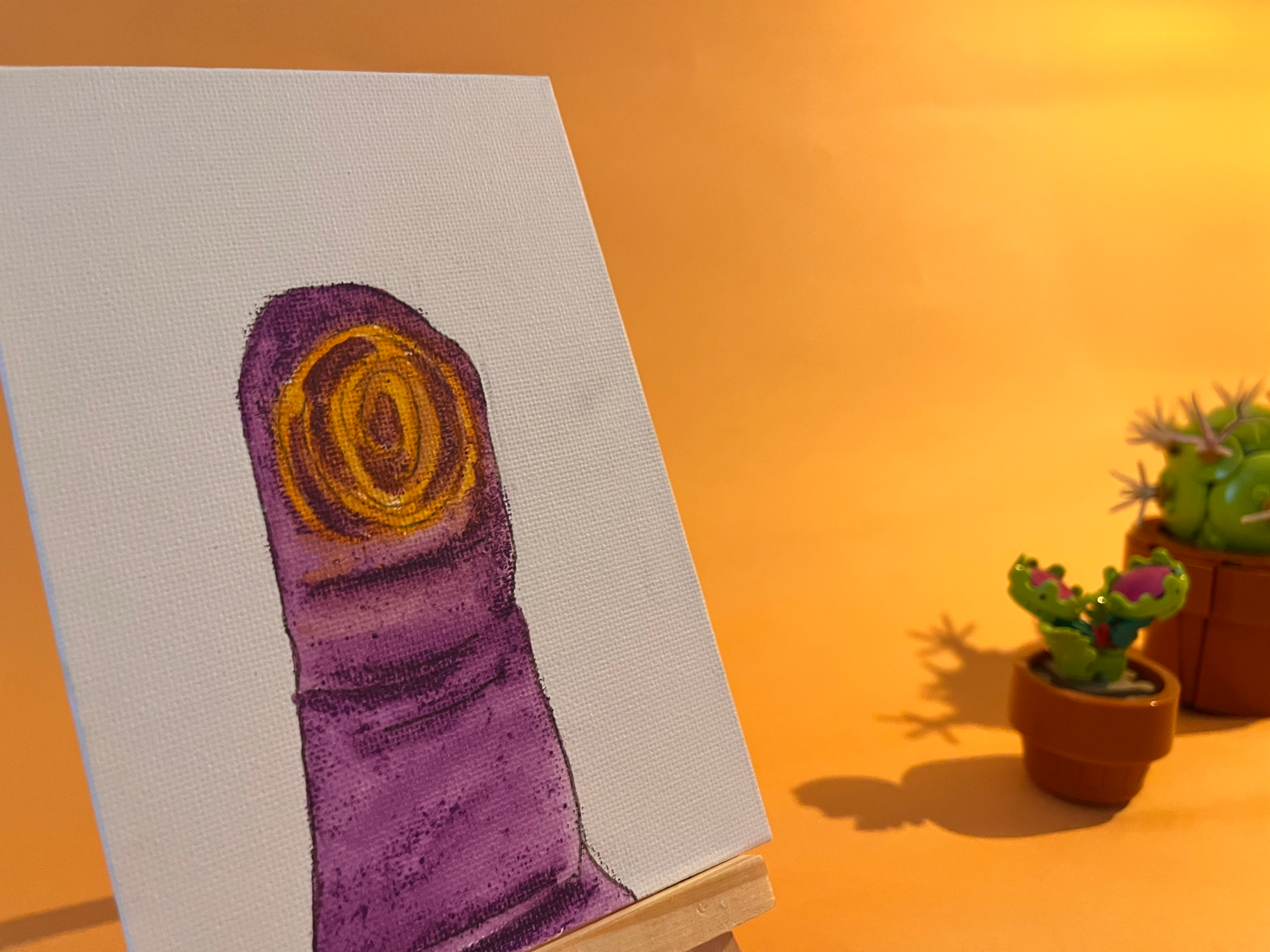 Photographie de l'oeuvre unique originale : un pouce en gros plan avec son empreinte digitale en jaune