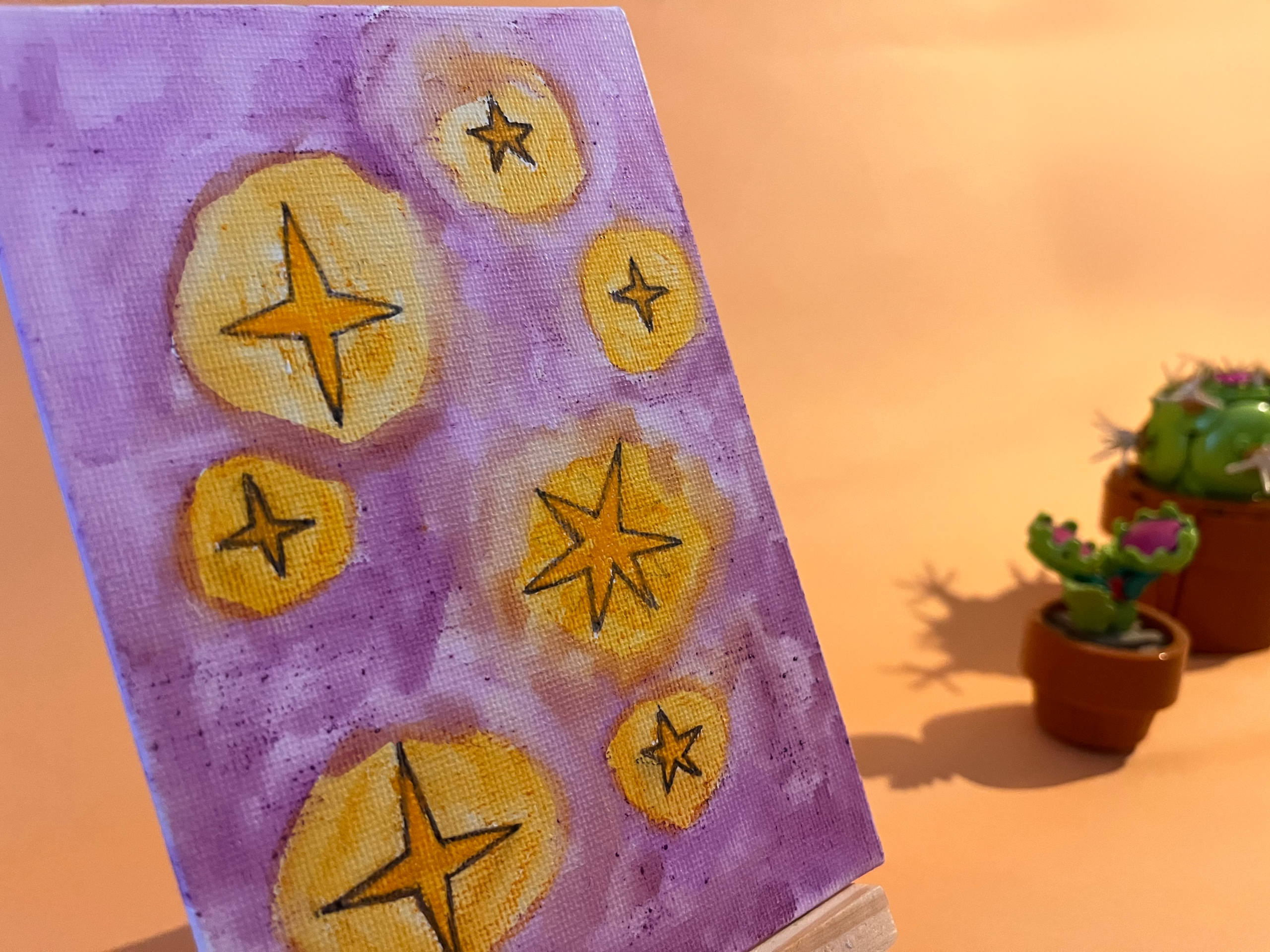 Photographie de l'oeuvre unique originale : un fond violet d'où se détachent des étoiles brillantes