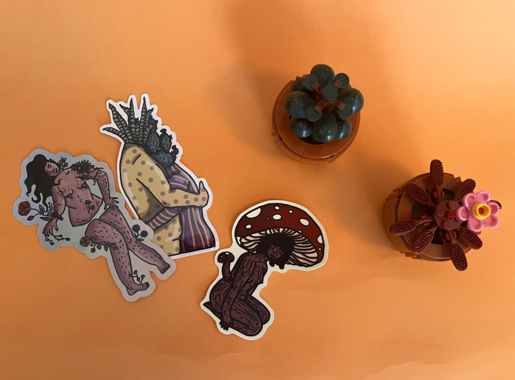 Photographie des 3 stickers holographique, phosphorescent et en vinyle.