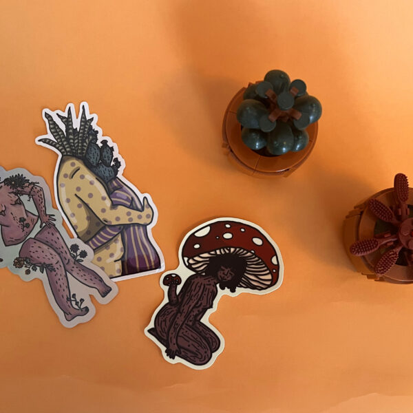 Photographie des 3 stickers holographique, phosphorescent et en vinyle.