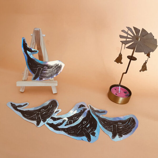 Photographie des stickers baleine imprimé à la main (linogravure)