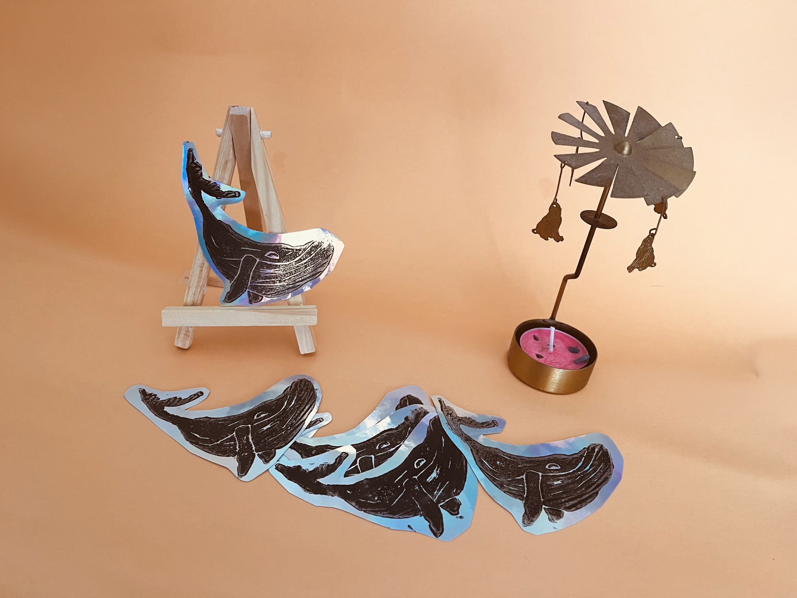 Photographie des stickers baleine imprimé à la main (linogravure)