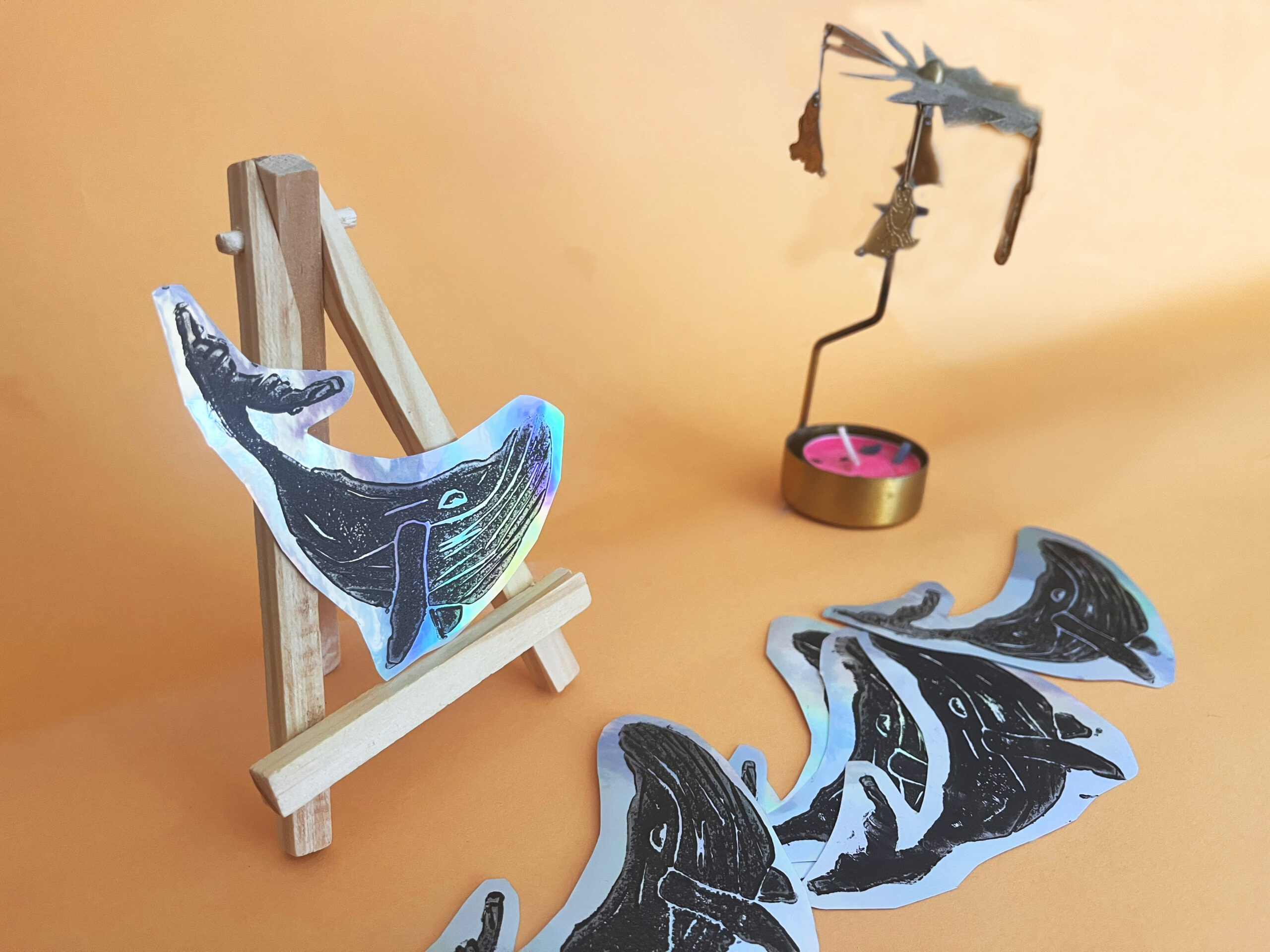 Photographie des stickers baleine imprimé à la main (linogravure)