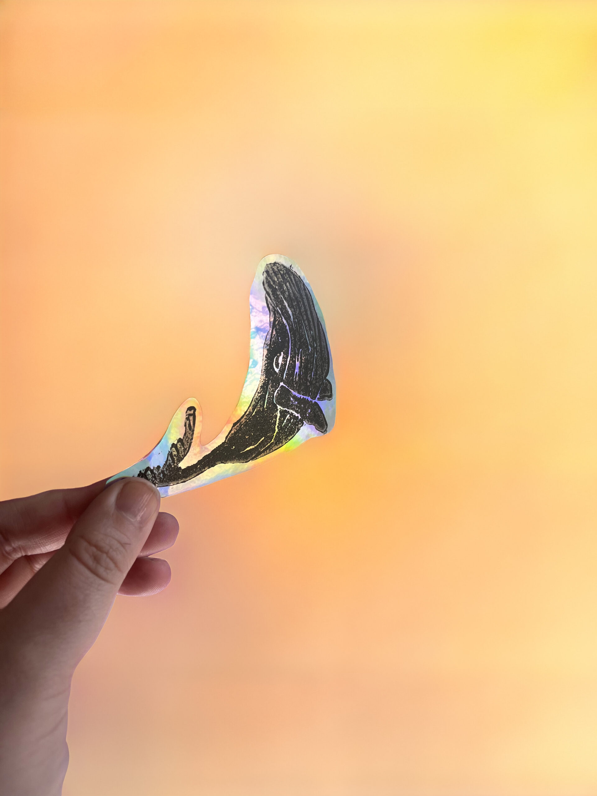 Photographie des stickers baleine imprimé à la main (linogravure)