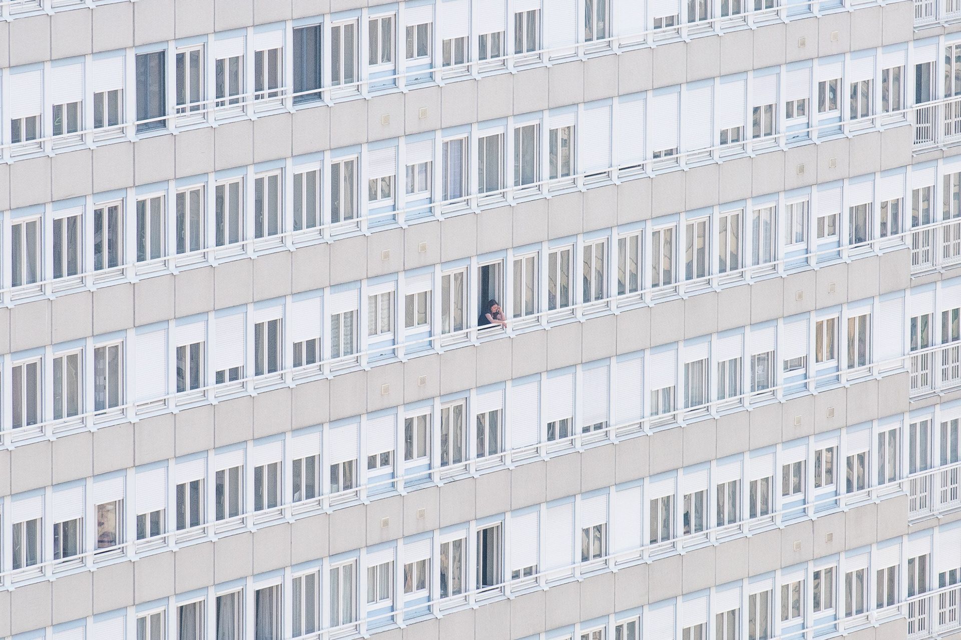 Photographie d'un immeuble pendant le confinement