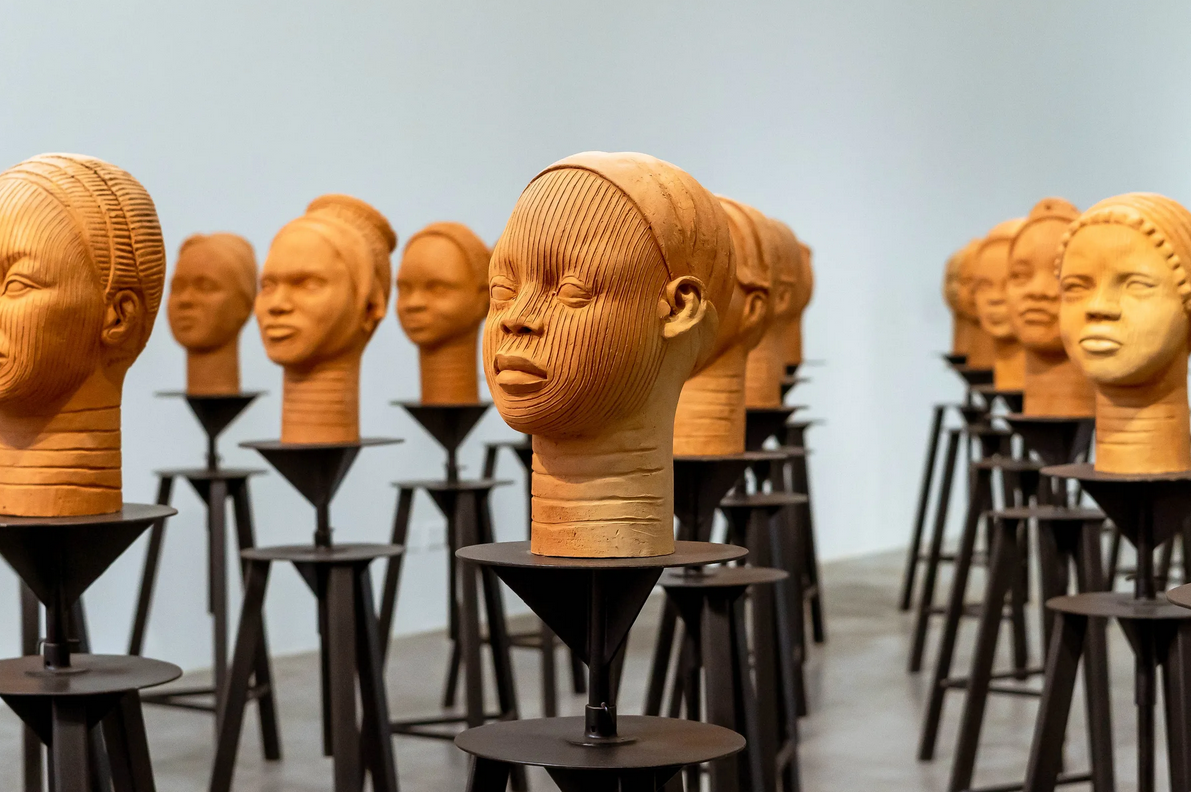 Photo des têtes en argile de Prune Nourry